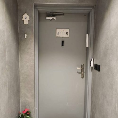⁦שלט כניסה לבית- שלט בטון לבן מעוצב דגם M⁩ – תמונה ⁦6⁩