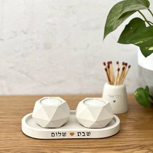 זוג פמוטים גיאומטרים + מגש אובלי קטן – בטון אפור / לבן