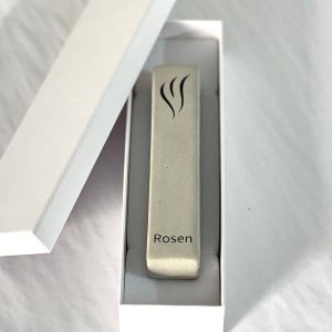 מזוזת בטון בשילוב שם משפחה