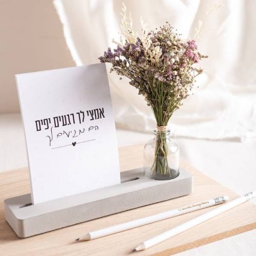 מעמד שולחני עם לוח שנה או גלויות השראה