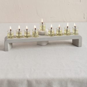 חנוכיה מעוצבת מבטון בעבודת יד